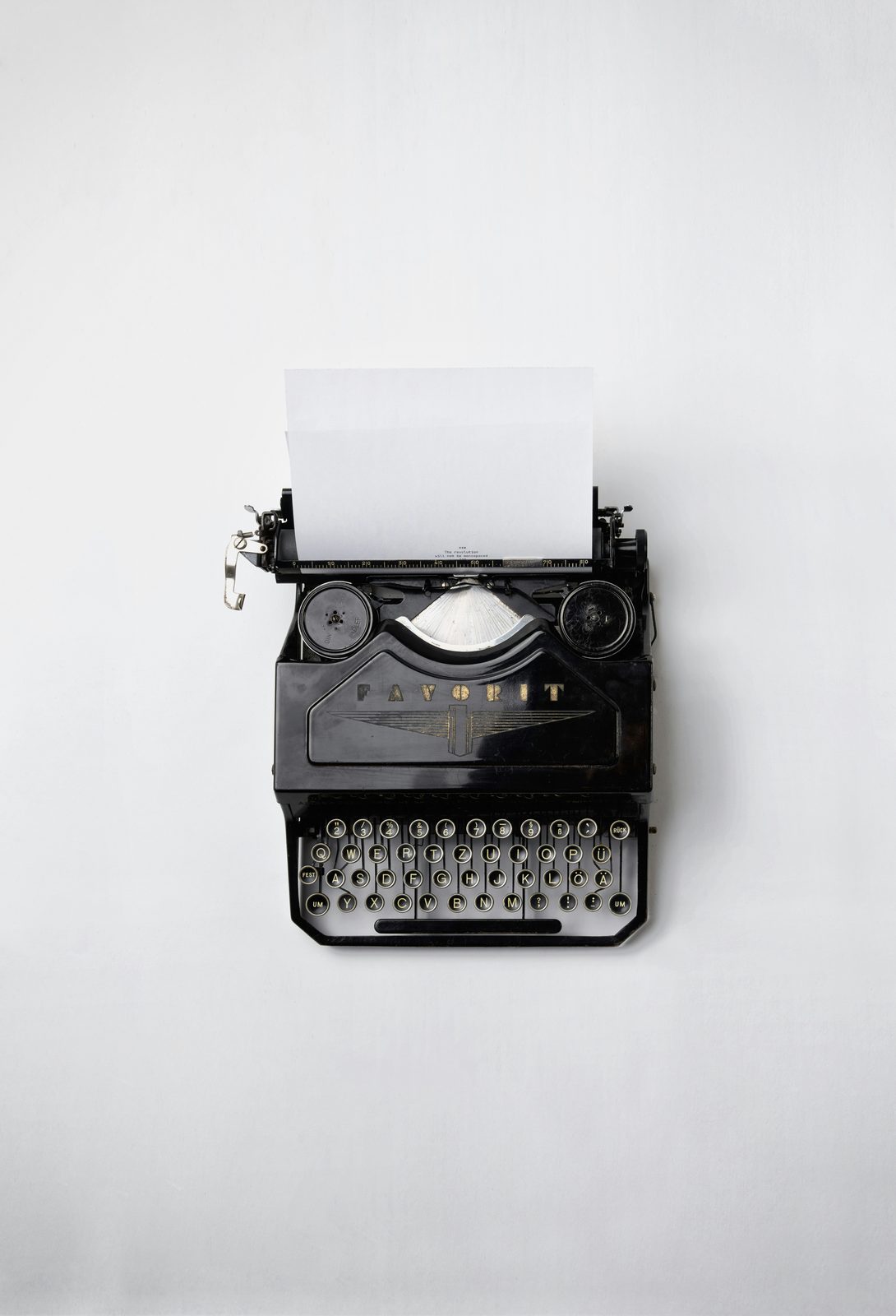 Eski bir daktilo, sade ve editorial bir kompozisyon