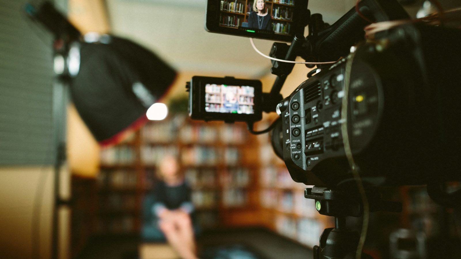 Kütüphane fonunda video kamera ve monitör